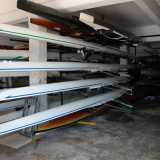 ...all�interno decine di snelle canoe vengono utilizzate dagli iscritti per le preparazioni atletiche